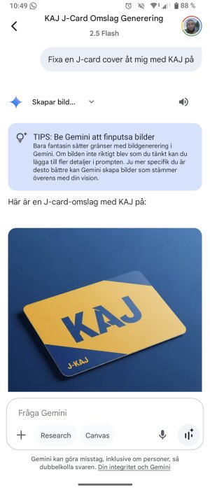 Gul och blå J-card med texten "KAJ" och "J-KAJ" i diagonalt mönster, på en mörkblå bakgrund.