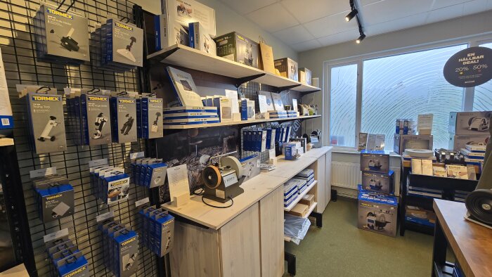 Konceptbutik Tormek i Lindesberg med hyllor fyllda med slip- och svarvverktyg. Bland annat syns TT-50 och andra Tormek-produkter.