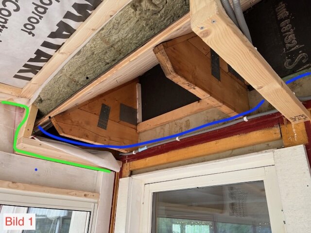 Konstruktion av uterumstak, synlig isolering och stomme. Grön linje visar innertakets placering, blå linje indikerar eventuell ventilationsluft.