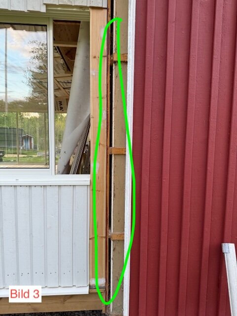 Öppen yttervägg med synlig isolering och konstruktion, grön markering runt hålrum och träpanel i rött och vitt.