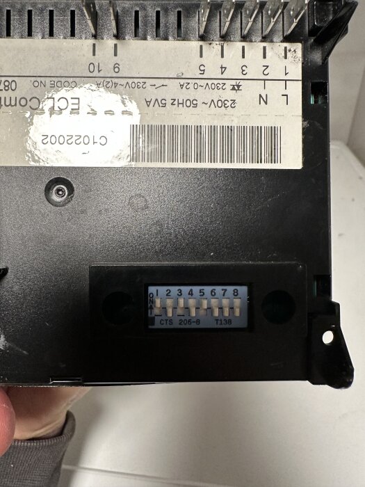 Switchpanel på elektronisk enhet med numrerade lägen 1 till 8 och etikett märkt 230V~ 50Hz 5VA, synlig text CTS 206-8 T138.