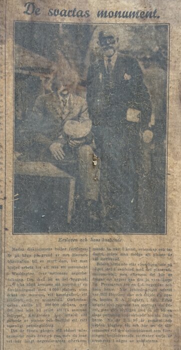 Tidningsartikel från 1928 med rubriken "De svartas monument" och bild av en före detta slav och hans tidigare husbonde.