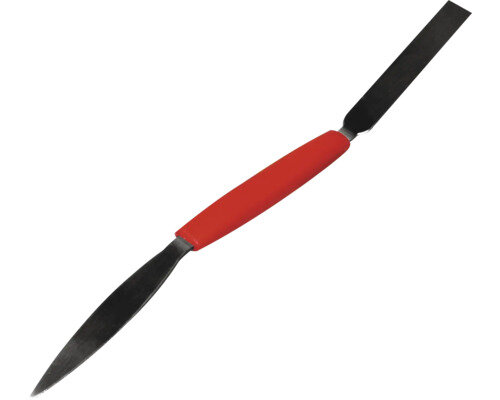 Stuckaturjärn med rött handtag och två spetsiga ändar, ett verktyg för att arbeta med stuckatur och lim.