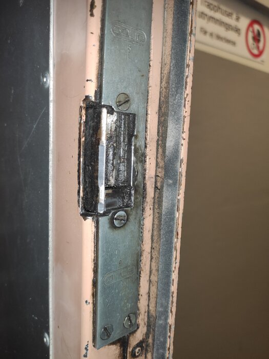 Elslutbleck till entrédörr av märket Solid, installerat i flerbostadshus. Verkar alltid vara i låst läge, eventuellt problem med strömförsörjning.