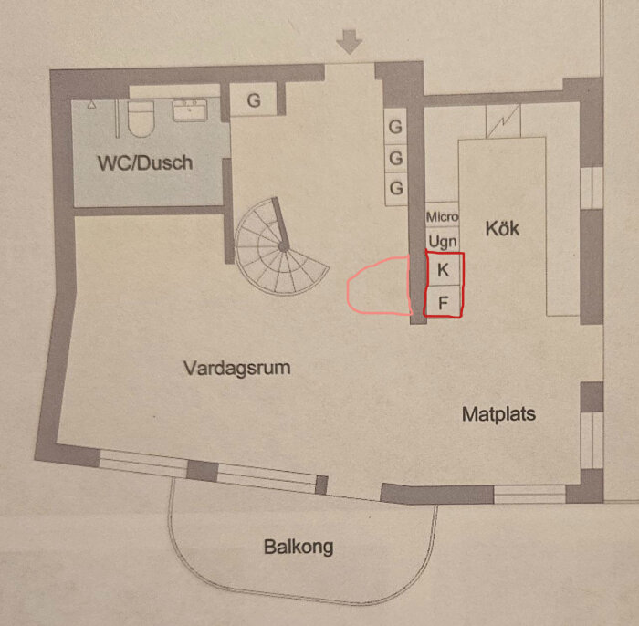 Planskiss av lägenhet med markerat kök och hall; rosa ring för tidigare fukt i hallen, röd ring vid kyl för att visa torrt område.