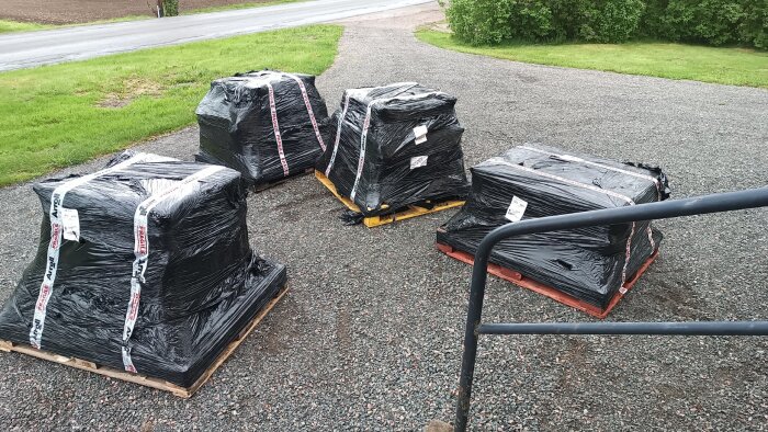 Pallar med 1,6 ton engelskt gjutjärn, insvept i svart plast och märkta med “fragile”, levererade på en grusad uppfart.