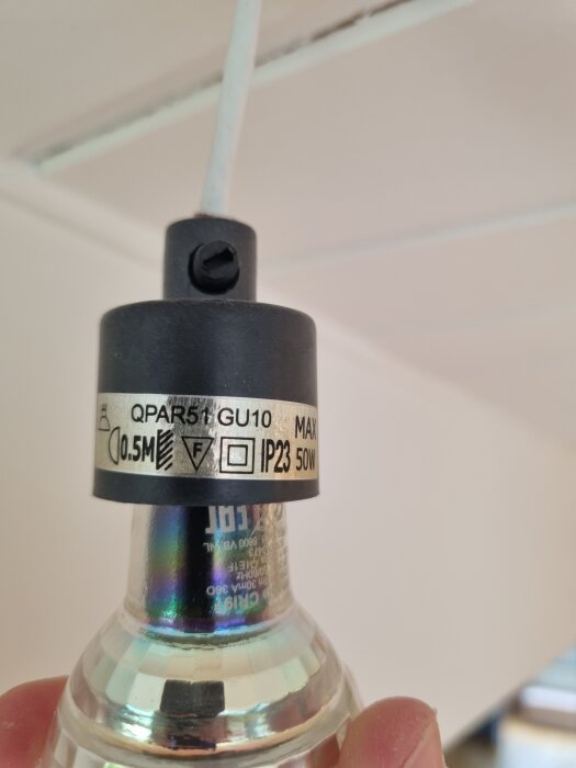 Spotlight med GU10-sockel som visar märkningar för max 50W och IP23, del av ett inlägg om att byta dimmer till smarta för köksön.