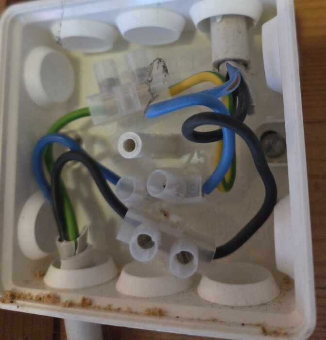 Elcentral med exponerade ledningar, en ledare skadad.