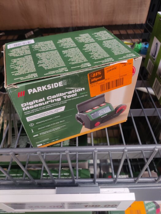 Förpackning med digital kalibreringsmätverktyg från Parkside, med en orange rabattetikett på hyllan i en butik.