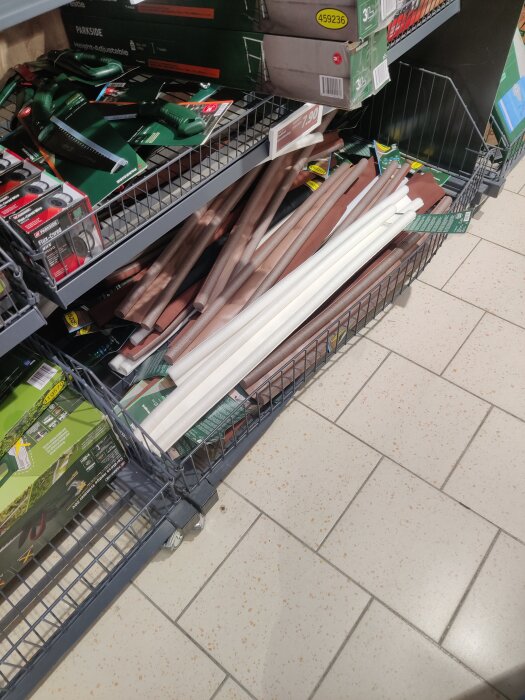 Produkter som dörrtätningar och verktyg i en butikshylla på Lidl, södra Lund. Skylten visar rabatterat pris.