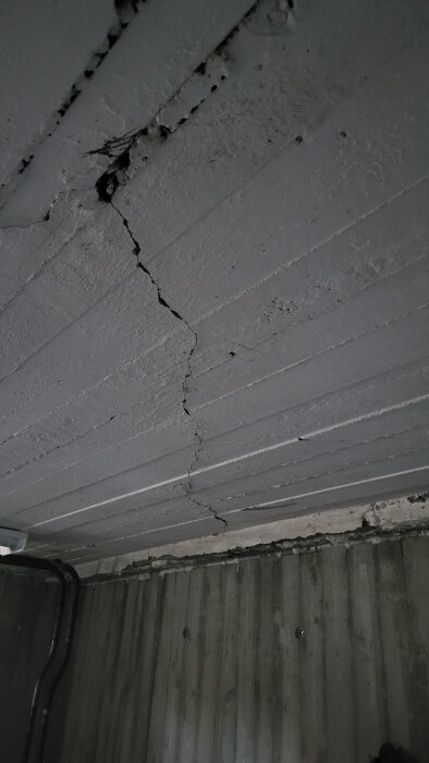 Spricka i betongtak i bottenvåning av ett 30-talshus, del av renoveringsprojekt, riskerar att gå genom hela plattan.