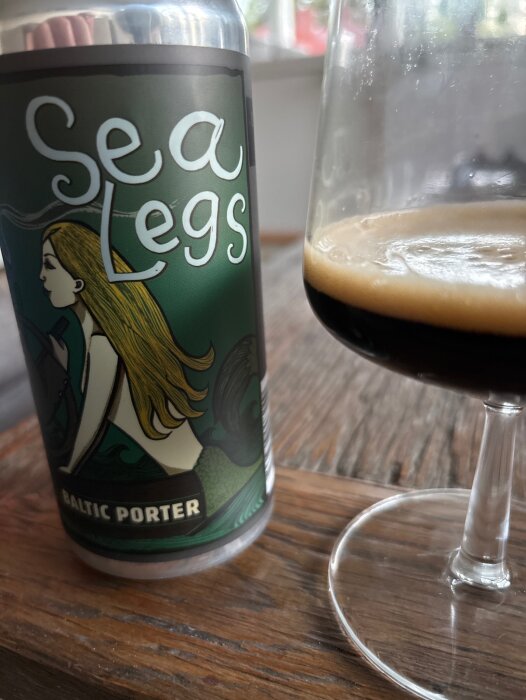 Öletikett "Sea Legs Baltic Porter" bredvid ett glas mörk porter från Uinta Brewing på ett träbord.