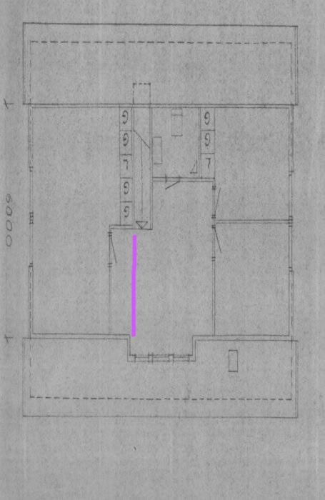 Ritning av övre plan med lila streck på central vägg, ingen ritning av takstolar.