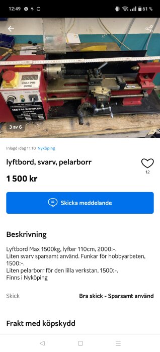 En röd svarv med digital display och mätsticka liggande på arbetsbord i en verkstadsmiljö.
