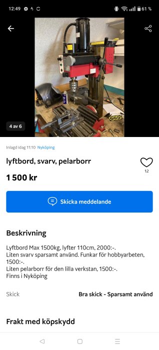 Bilden visar en pelarborrmaskin placerad på ett arbetsbord med diverse verktyg runtomkring, inklusive en skyddsmask och smörjolja.