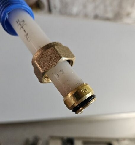 Rör med koppling och packning, inte halvkoppling.