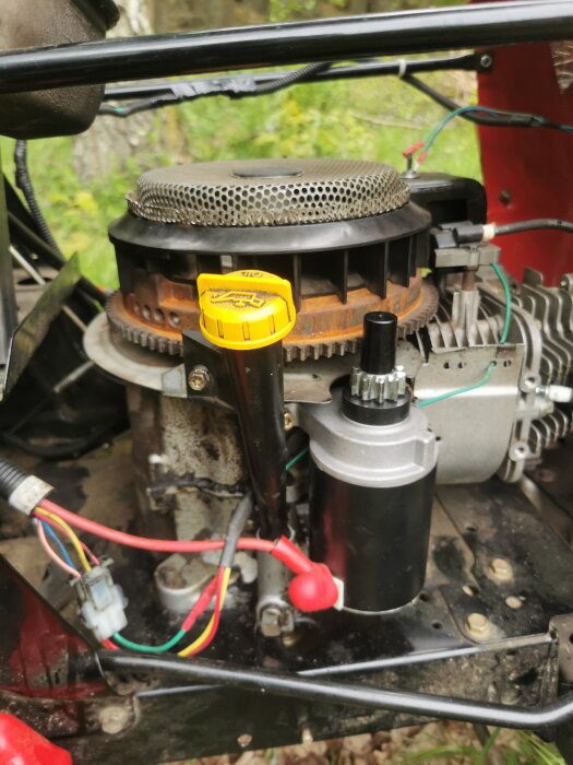 Motor i trädgårdstraktor, MTD 125/96, med elektroniska komponenter och oljepåfyllningslock, fotograferad utomhus.