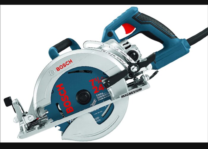 Cirkelsåg av märket Bosch med blått och rött handtag, samt silverfärgad skyddsskärm och klinga.
