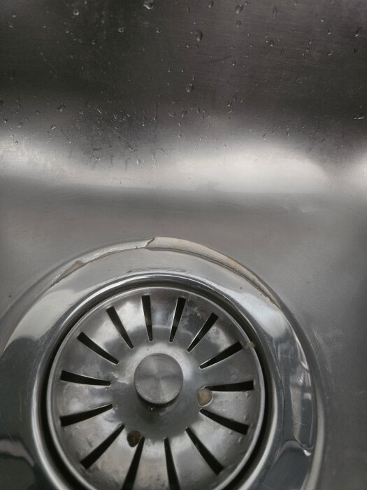 Diskbänk med en lös packning vid avloppet i ena hon, frågetecken kring hur man justerar detta.