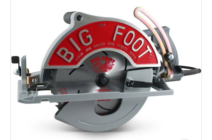 Cirkelsåg av märket Big Foot med röd logotyp, silvergrått blad och skydd.