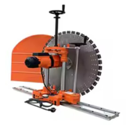 En stor orange kapmaskin med cirkelsågblad och skyddsskärm monterad på skena, använd för kraftiga kapningar i byggprojekt.