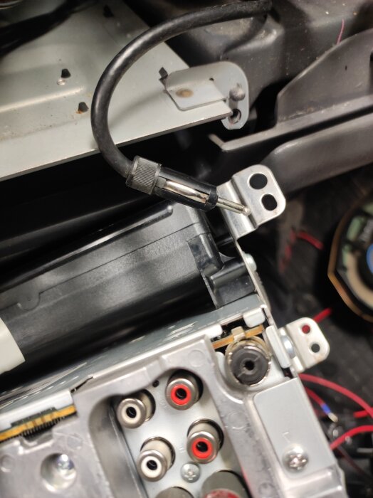 Antenndapter monterad i stereo tillsammans med flera RCA-portar, inuti en bil.