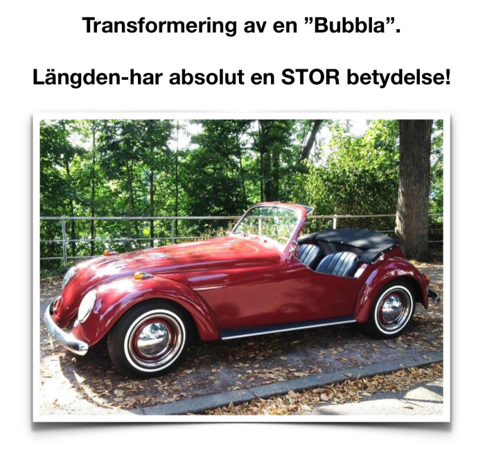 Röd ombyggd Volkswagen "Bubbla" cabriolet står parkerad vid en skogsväg med staket och gröna träd i bakgrunden.