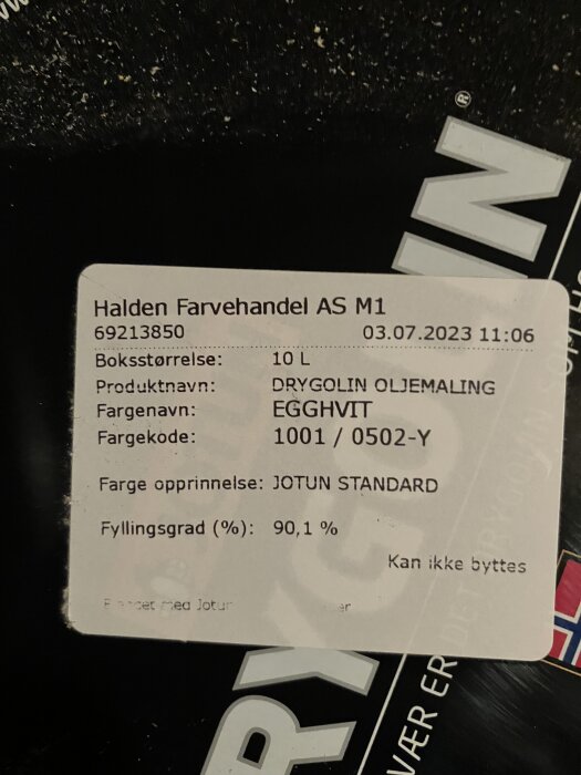 Etikett på målarfärghink från Halden Farvehandel AS M1, specifikationer för Drygolin oljemaling i färgen "EGGHVIT", 10L, fyllnadsgrad 90,1%.