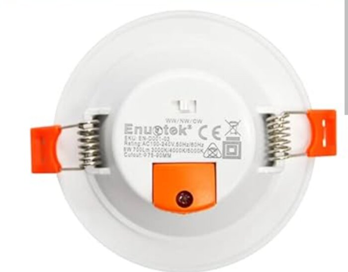 Inbyggd LED-spotlight med orange fjäderclips och märkning på baksidan.
