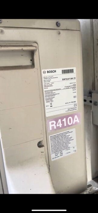 Bosch EHP 6.0-1 AA/O split air-to-air heat pump label with specifications, including R410A refrigerant type and operational details.