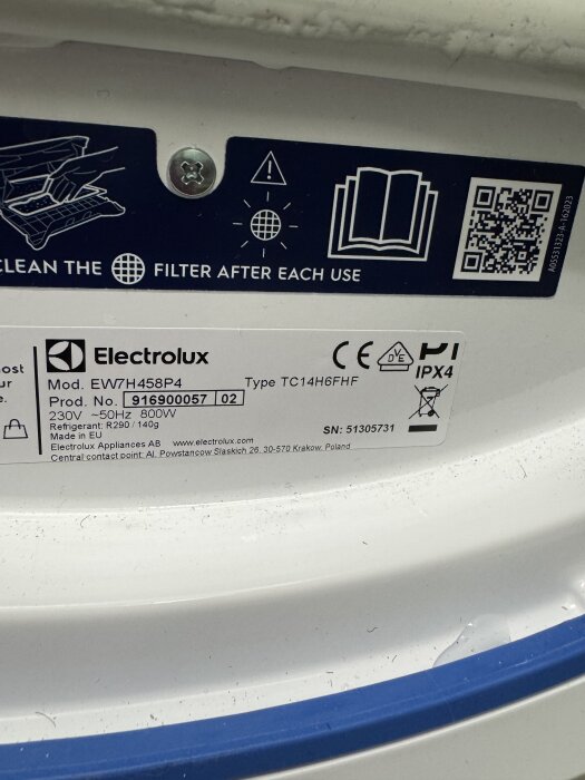 Label på Electrolux torktumlare, modell EV7H458P4, typ TC14H6FHF, med varningssymboler och QR-kod.