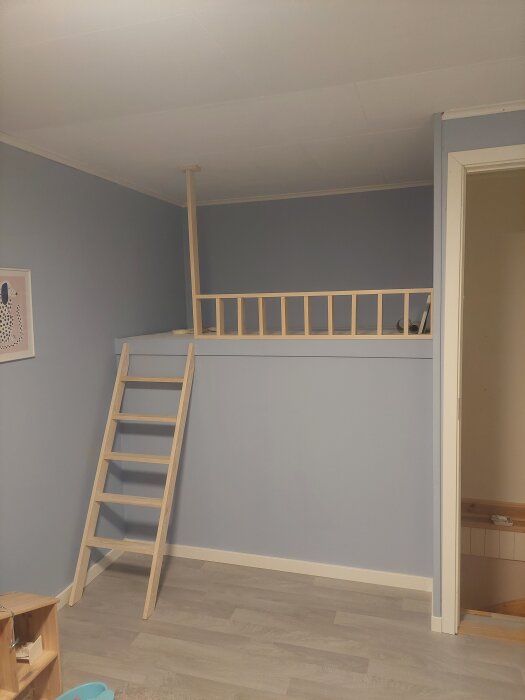 Nytt sovloft med träräcke och stege i dotterns rum, byggt efter att garderobsvägg har tagits bort och utrymmet renoverats.