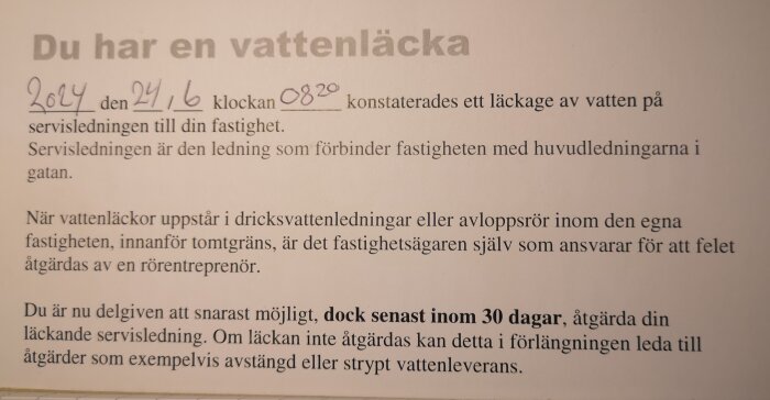 Varningskort om vattenläcka där datum och klockslag är ifyllda för en konstaterad läcka på servisledningen som kräver åtgärd inom 30 dagar.