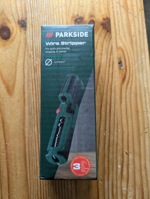 Parkside kabelskalare, för trimning av kablar 0,5-6mm², i grön förpackning på ett träbord.
