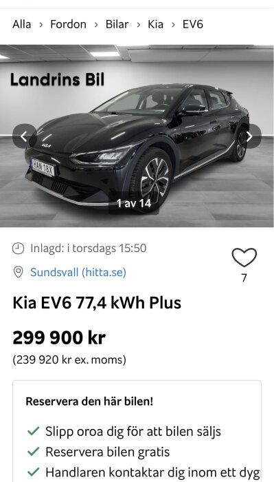Svart Kia EV6 77,4 kWh Plus elbil i ett showroom hos Landrins Bil med erbjudande om gratis reservation.