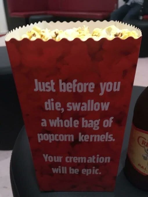 Popcornlåda med texten "Just before you die, swallow a whole bag of popcorn kernels. Your cremation will be epic.