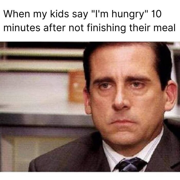 Man med besviken min i kontorsmiljö, text ovan om barn som säger "jag är hungrig" trots att de inte avslutat sin måltid.