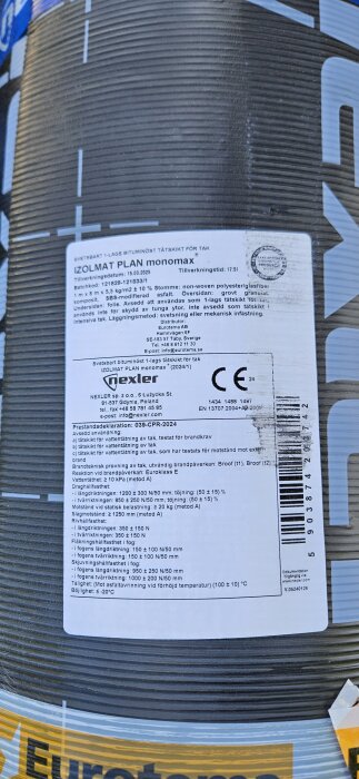 Närbild på etikett för Nexler Izolmat Plan monomax tätskikt; etikettens specifikationer och tekniska data syns tydligt.