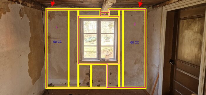 Planritning av rum med fönster, markerade regellinjer i gult och gipsskivor i rosa. Röd pilar indikerar glipor ovanför hammarbandet.