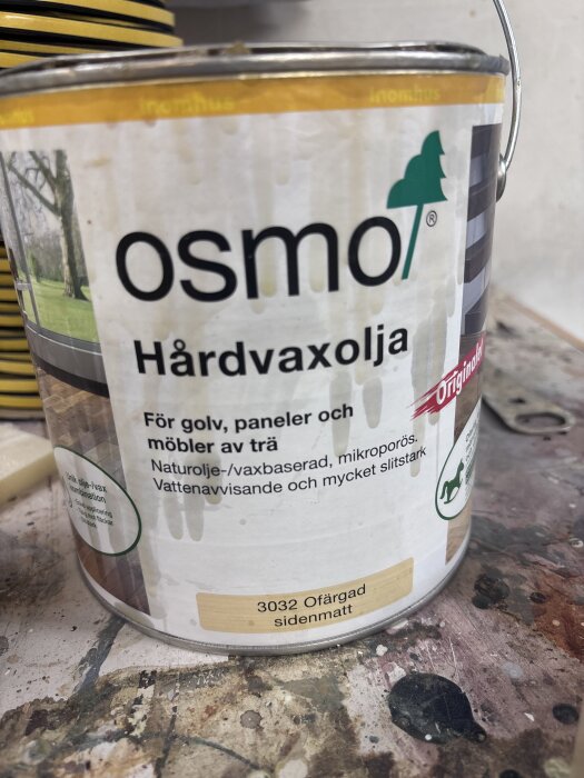Burk med Osmo hårdvaxolja, etikett anger naturell olja för träytor, ofärgad sidenmatt. Används för golv och möbler, vattenavvisande och slitstark.