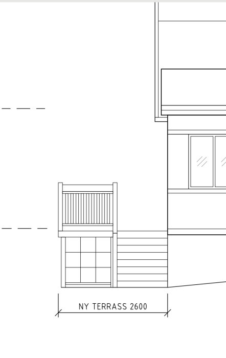 Ritning av ny terrass med mått 2600 mm, inklusive trappsteg och räcke, ansluten till husfasaden med fönster.