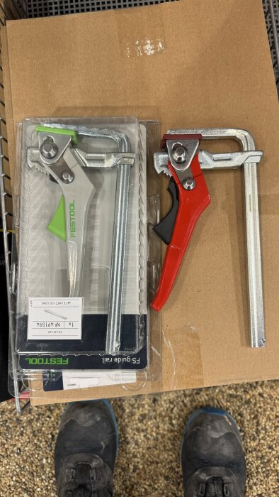 Två limklämmor i paket, en från Festool med gröna detaljer och en med röda detaljer, jämförda med priser 840 kr och 630 kr ex moms.