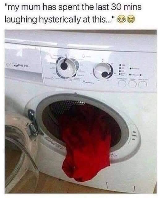 Diskmaskin med öppen lucka och en röd tröja hängande ut ur trumman. Text ovanför: "Min mamma har skrattat hysteriskt åt detta i 30 minuter.