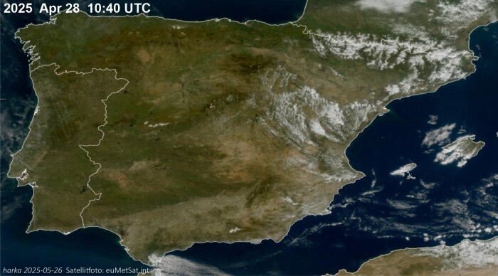 Satellitbild av Iberiska halvön med molnformationer över Spanien och Portugal, taget den 28 april 2025 kl. 10:40 UTC.