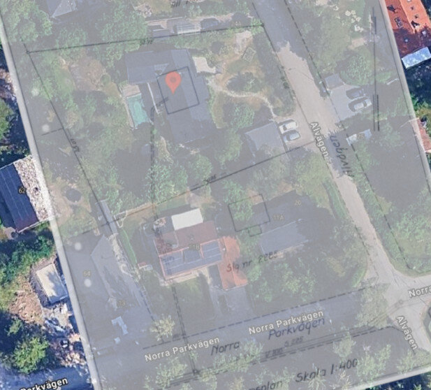 Överlagrad bild med servitutskarta ovanpå en satellitbild från Google Maps, visar hus, vägar och fastighetslinjer.