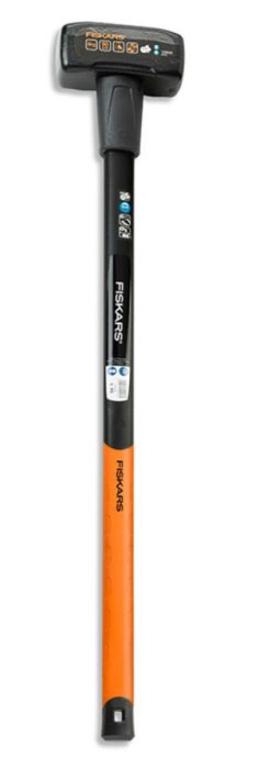En stor slägga från Fiskars med svart och orange handtag, lämplig för tunga byggarbeten.