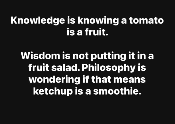 Text som jämför kunskap, visdom och filosofi med tomater och ketchup på en svart bakgrund.