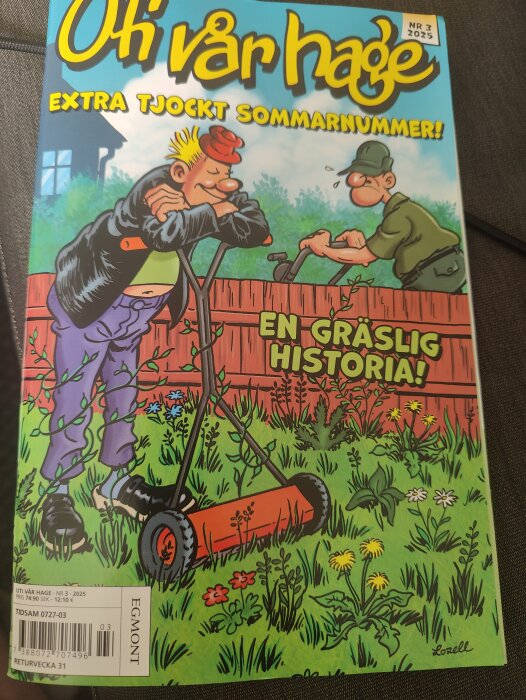 Serieomslag med två personer i en trädgård. Den ena lutar sig mot gräsklipparen som är omringad av ogräs. Texten "En gräslig historia!" syns.