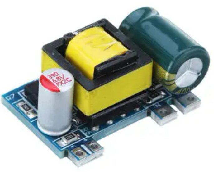 Liten spänningsregulator modul med kondensatorer och en transformator på ett kretskort, optimal för ESP32-integration.