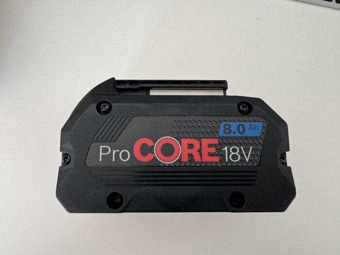 Svart ProCORE 18V 8.0Ah batteri på vit bakgrund med text i röd och blå.
